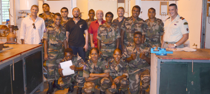 Les stagiaires entourés d’encadrants du RSMA, d’employeurs et de leur formateur dans l’atelier plomberie du CFA. 