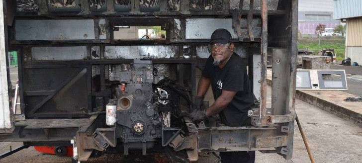 La formation proposée par le GIEP-NC revêt aussi une dimension environnementale avec la dépollution des bus et le tri des matériaux qui peuvent être recyclés.