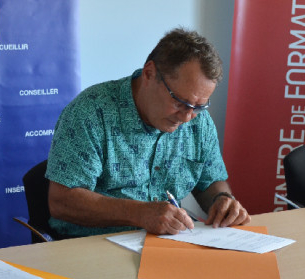 Le président de la Chambre de métiers et de l’artisanat Daniel Viramoutoussamy, le membre du gouvernement Jean-Louis d’Anglebermes et le lieutenant-colonel Nicolas Baller ont signé la convention mardi 12 novembre, au CFA.